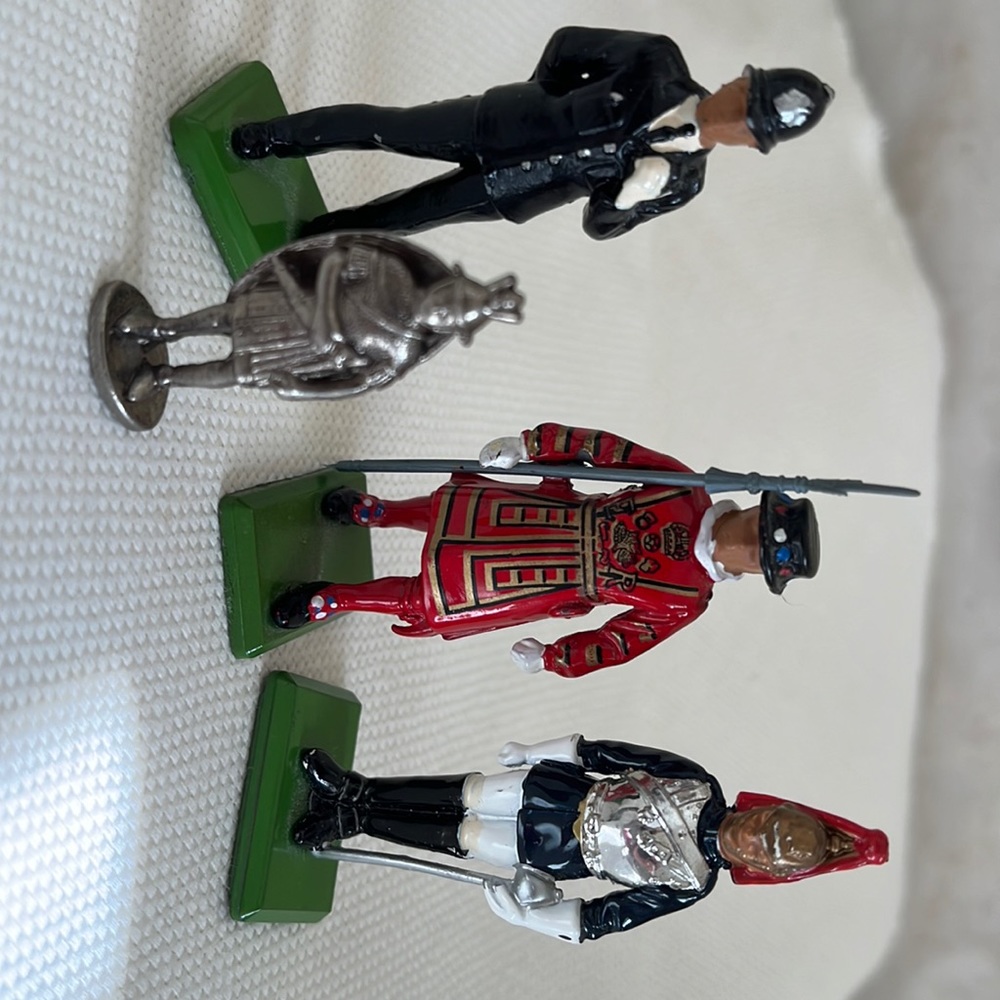 Britain's England  toy English policeman ,Royal guard , English guard + 1